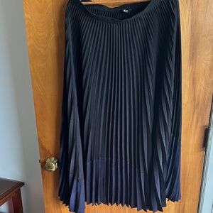 Uniqlo Black Pleated A-Line Midi Skirt with Navy Hem